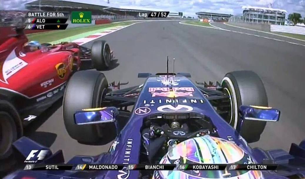 Nonostante un 2014 di grave affanno, Alonso ha sempre dato tutto, regalando prestazioni maiuscole: qui è in lotta ruota e ruota con Vettel a Silverstone. Colombo